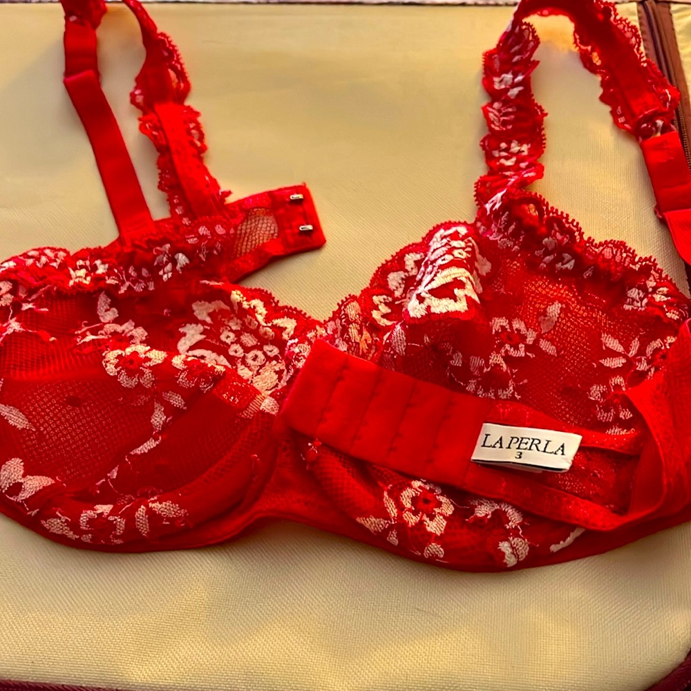 Brand new La Perla red and white bra from Italy 36C tag fell off